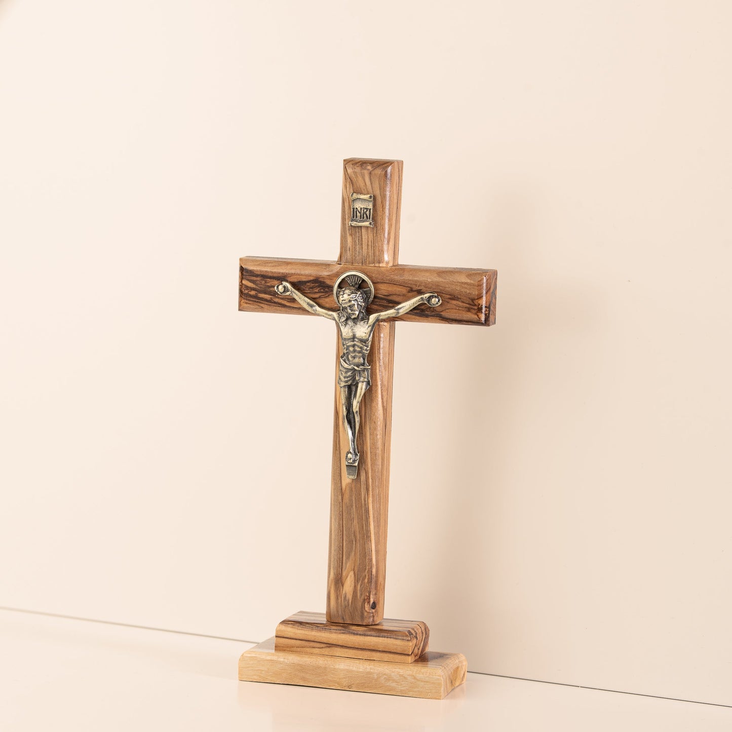 Crucifix sur socle en bois d'olivier finition bronze