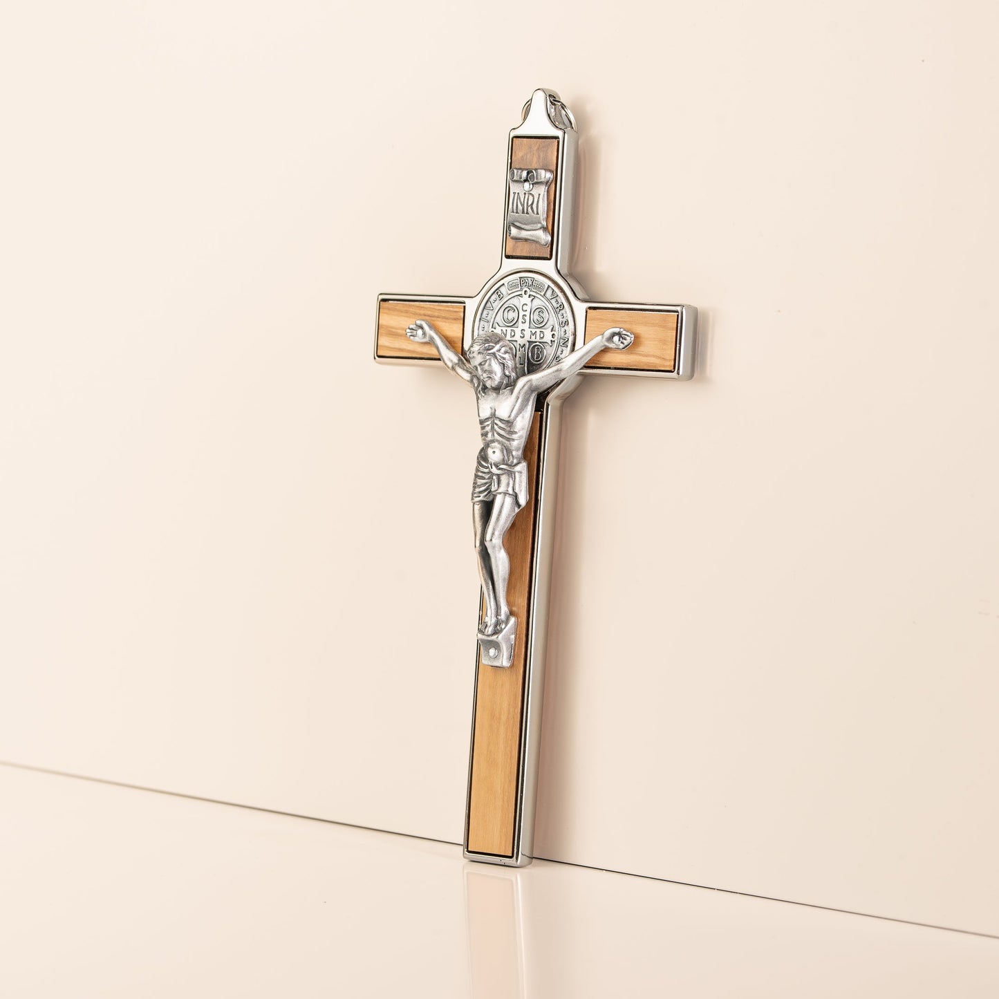 Crucifix Saint-Benoit en bois et métal