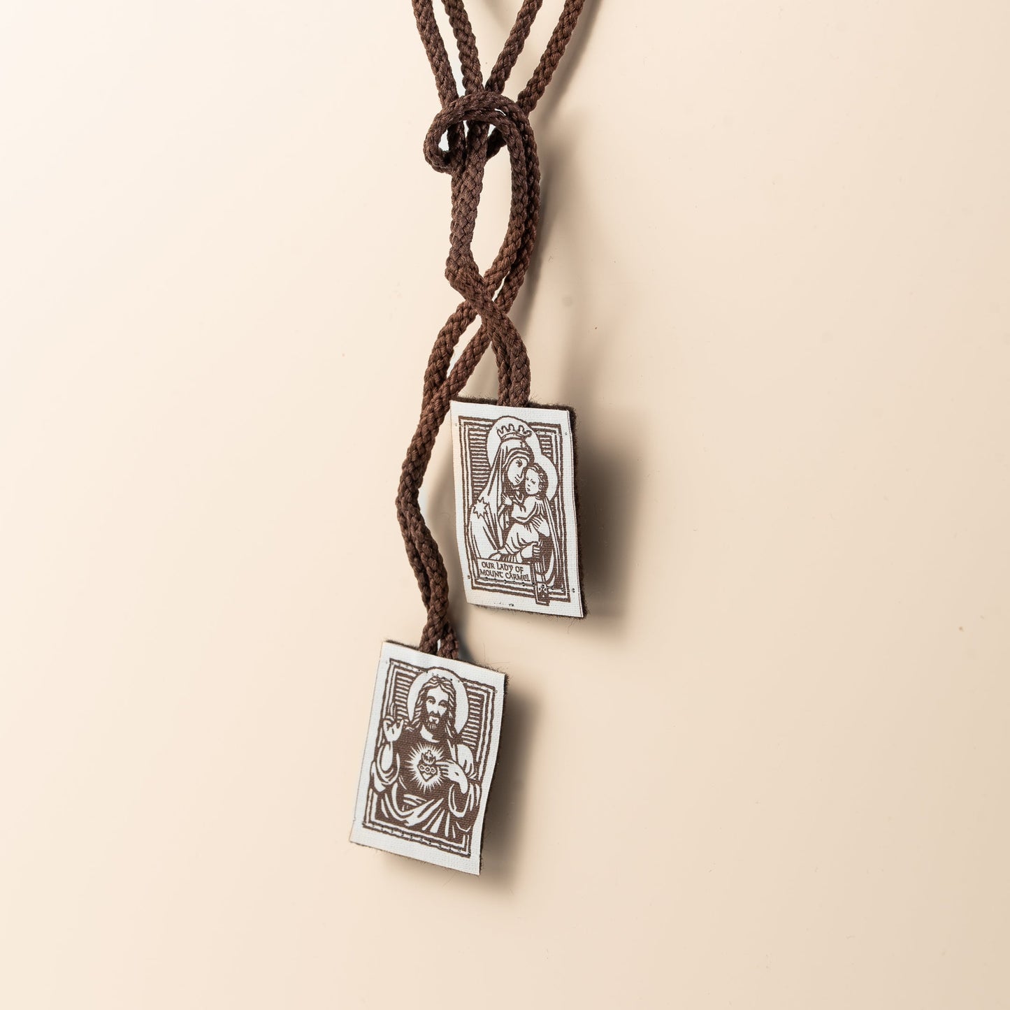 Scapulaire en tissu brun