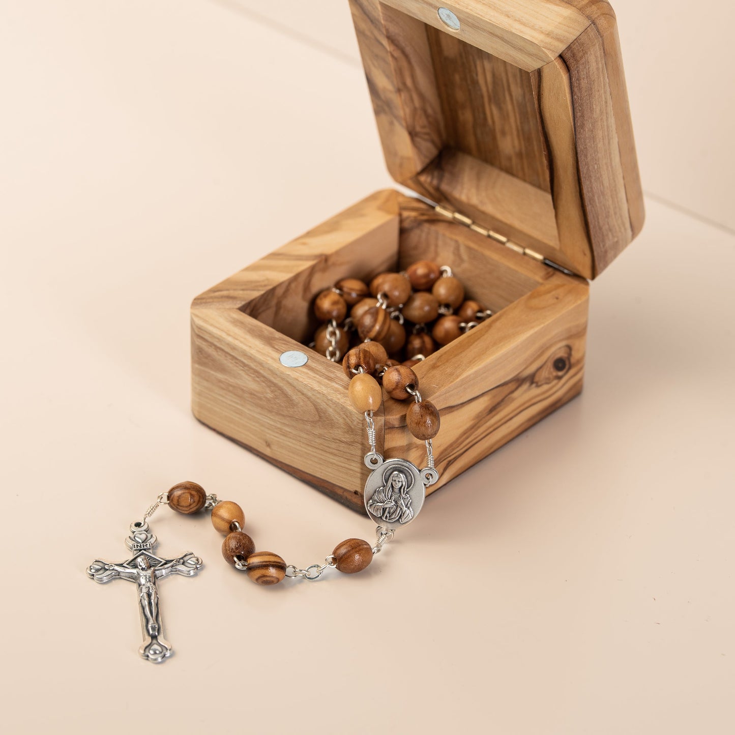 Chapelet et boîtier gravé de la Basilique-Cathédrale