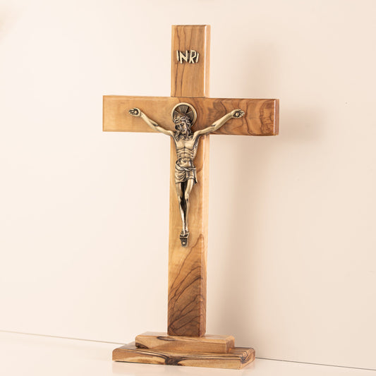 Crucifix sur socle en bois d'olivier finition bronze
