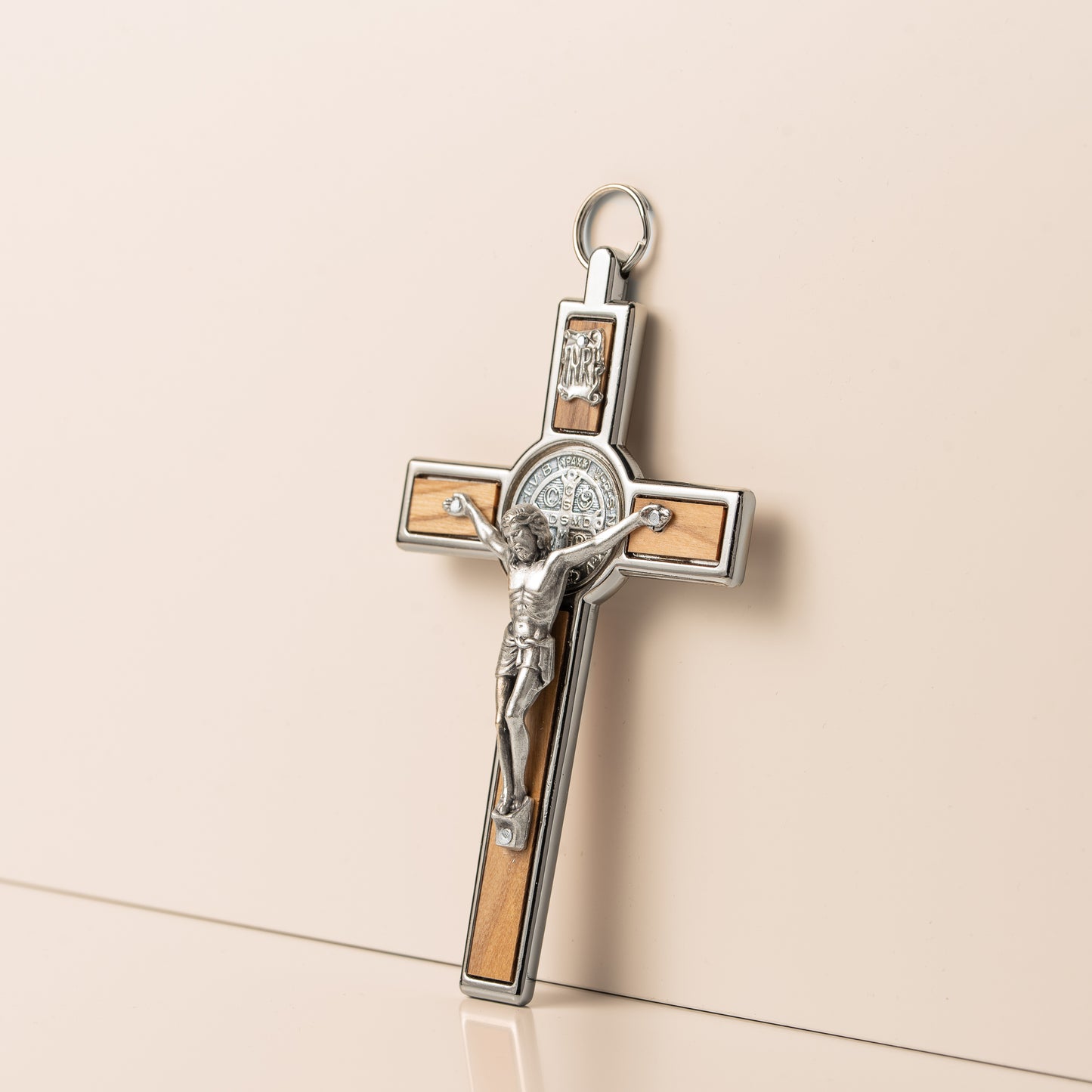 Crucifix Saint-Benoit en bois et métal